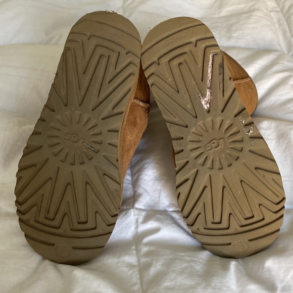 Size 6 UGGS - Picture 5 of 5